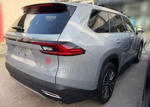 New Toyota Grand Highlander Hybrid 2025 Silver