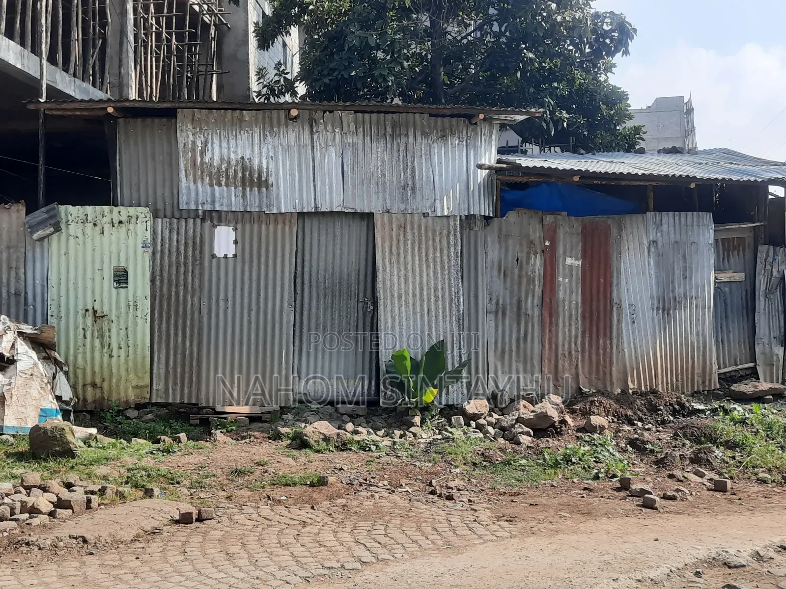 የሚሸጥ ቦታ 102 ካሬ ካርታ ያለው ከአስፓልት 30 ሜትር ገባ ብሎ