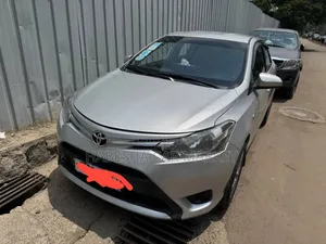 Photo - Toyota Yaris 2017 Silver