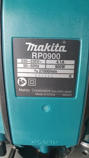 Makita Router 900w