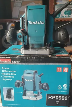 Makita Router 900w