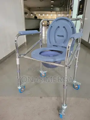 Photo - Toilet Chair品rust in the Bathroom,It Is Very Wide,Suitable for People