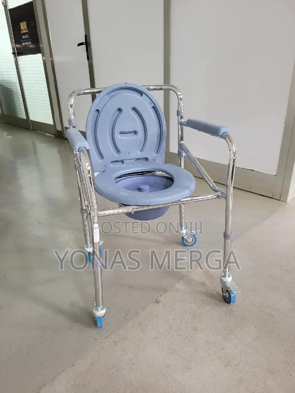 Bedside Commode Chair With Wheels, Easy to Move Clean,Anti-Microbial