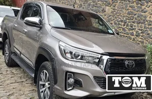 Photo - Toyota Hilux 2020 Beige