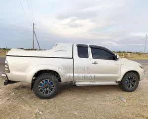 Toyota Hilux 2.5 D-4D 4X4 SRX 2010 Silver