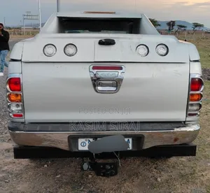 Toyota Hilux 2.5 D-4D 4X4 SRX 2010 Silver