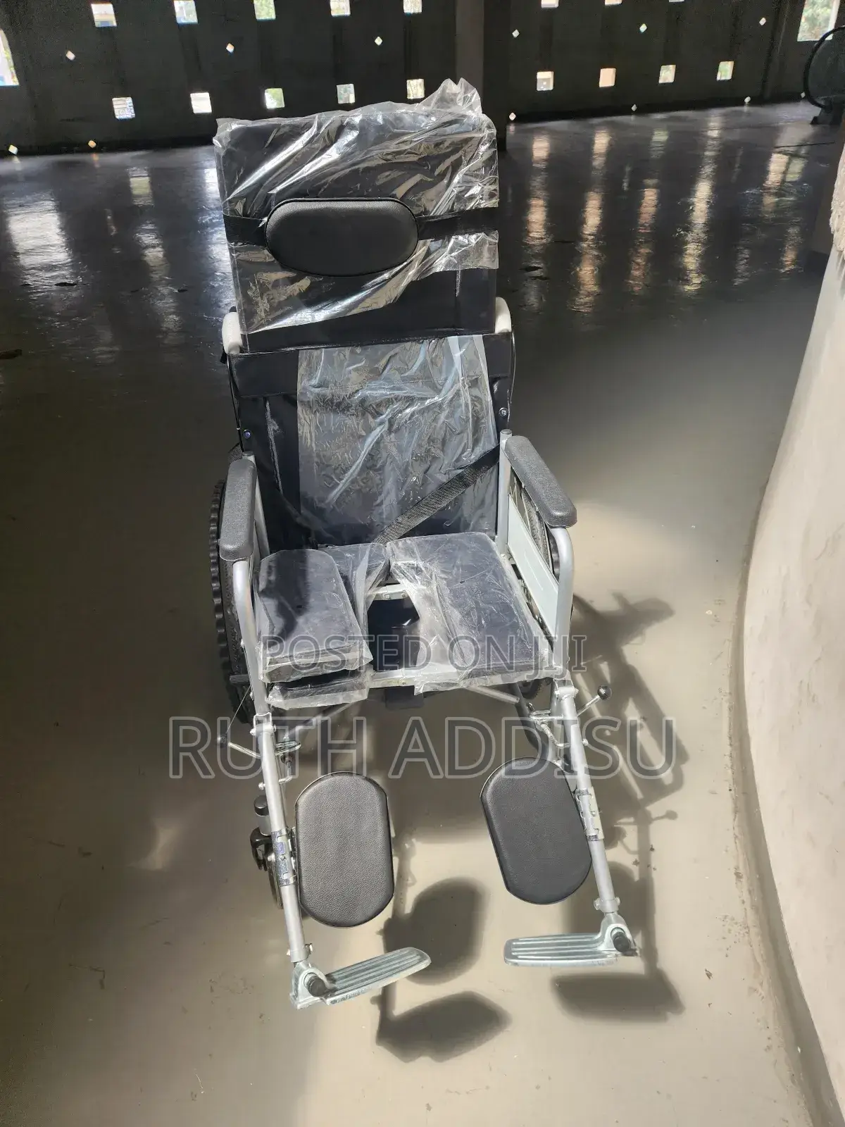 Slightly Rotated Wheelchair蝨子wheelchair較大commode Wheelchair