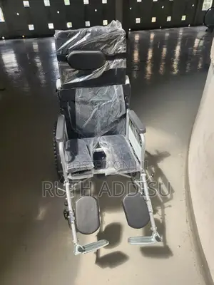 Slightly Rotated Wheelchair蝨子wheelchair較大commode Wheelchair