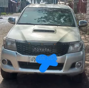 Photo - Toyota Hilux 2.5 D-4D 4X4 SRX 2012 Silver