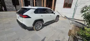 Toyota RAV4 2021 White
