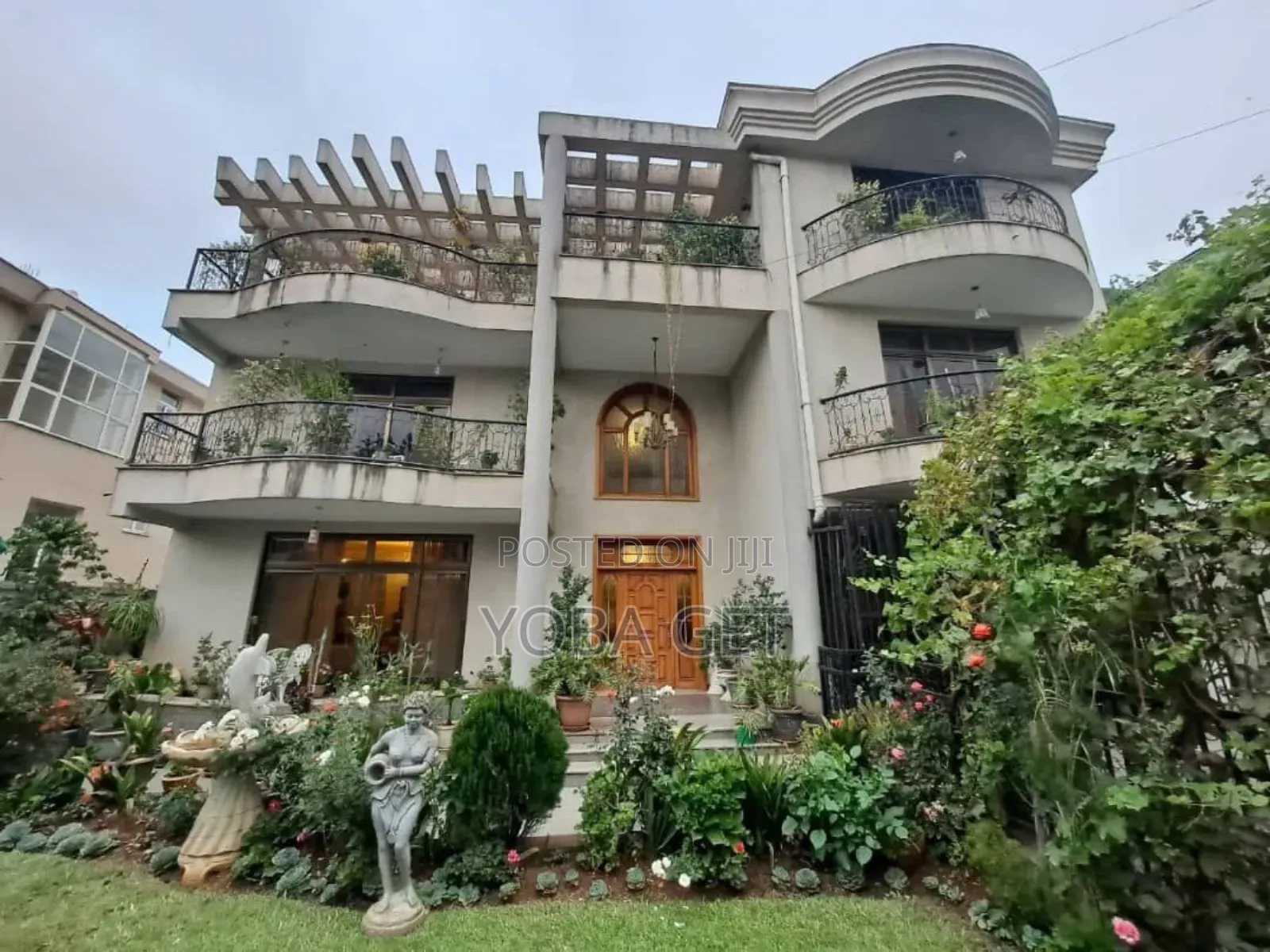 Furnished 10bdrm House in አስቸካይ የሚሸጥ ቤት, Bole for sale