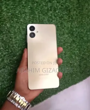 Photo - Samsung Galaxy A06 128 GB Gold