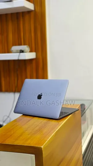 New Laptop Apple MacBook Pro 2019 16GB Intel Core I7 SSD 256GB