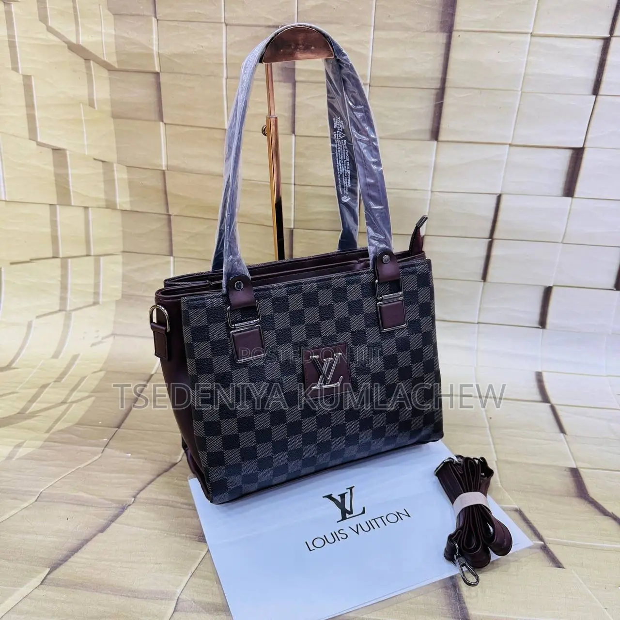 Ladies. Lv Brand. With Three Partition and Different Color Hand Bag
