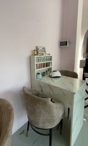 Photo - የጥፍር መስሪያ ቴብል