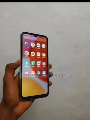 Photo - New Samsung Galaxy A14 128 GB Gold