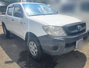 Photo - Toyota Hilux 2010 White