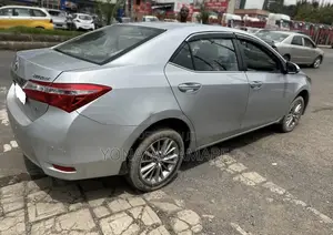 Photo - Toyota Corolla 2016 Silver
