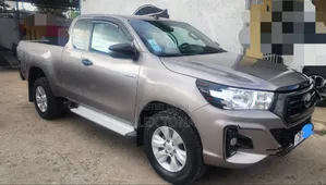 Photo - Toyota Hilux 2020 Gray