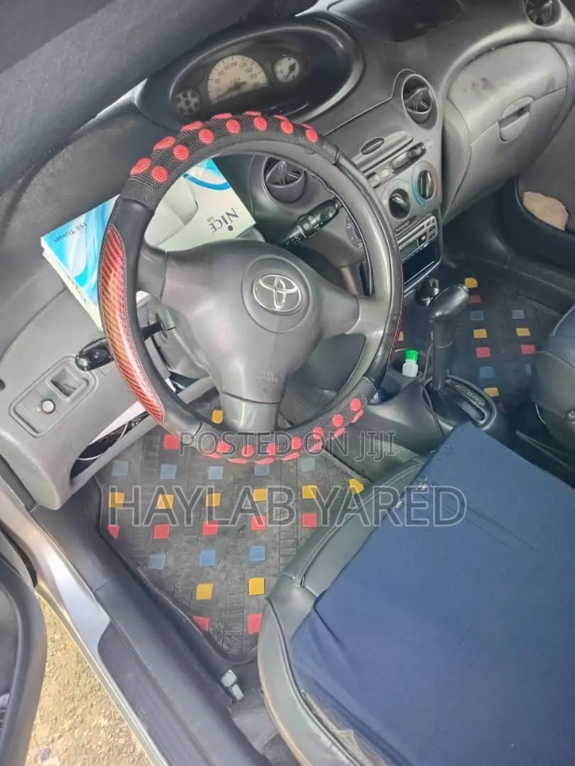 Toyota Vitz 2002 Silver