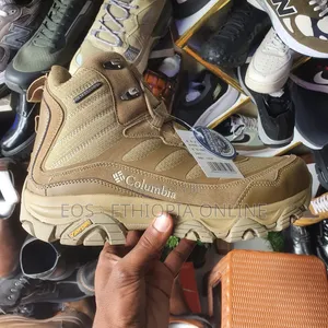 Photo - Columbia Original Mid-top Hiking Shoes [On Hand]