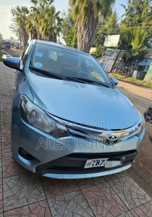 Photo - Toyota Yaris 2014 Gray