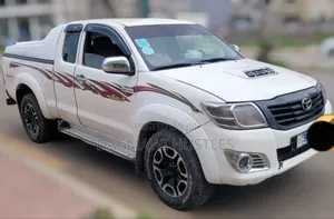 Photo - Toyota Hilux 2013 White