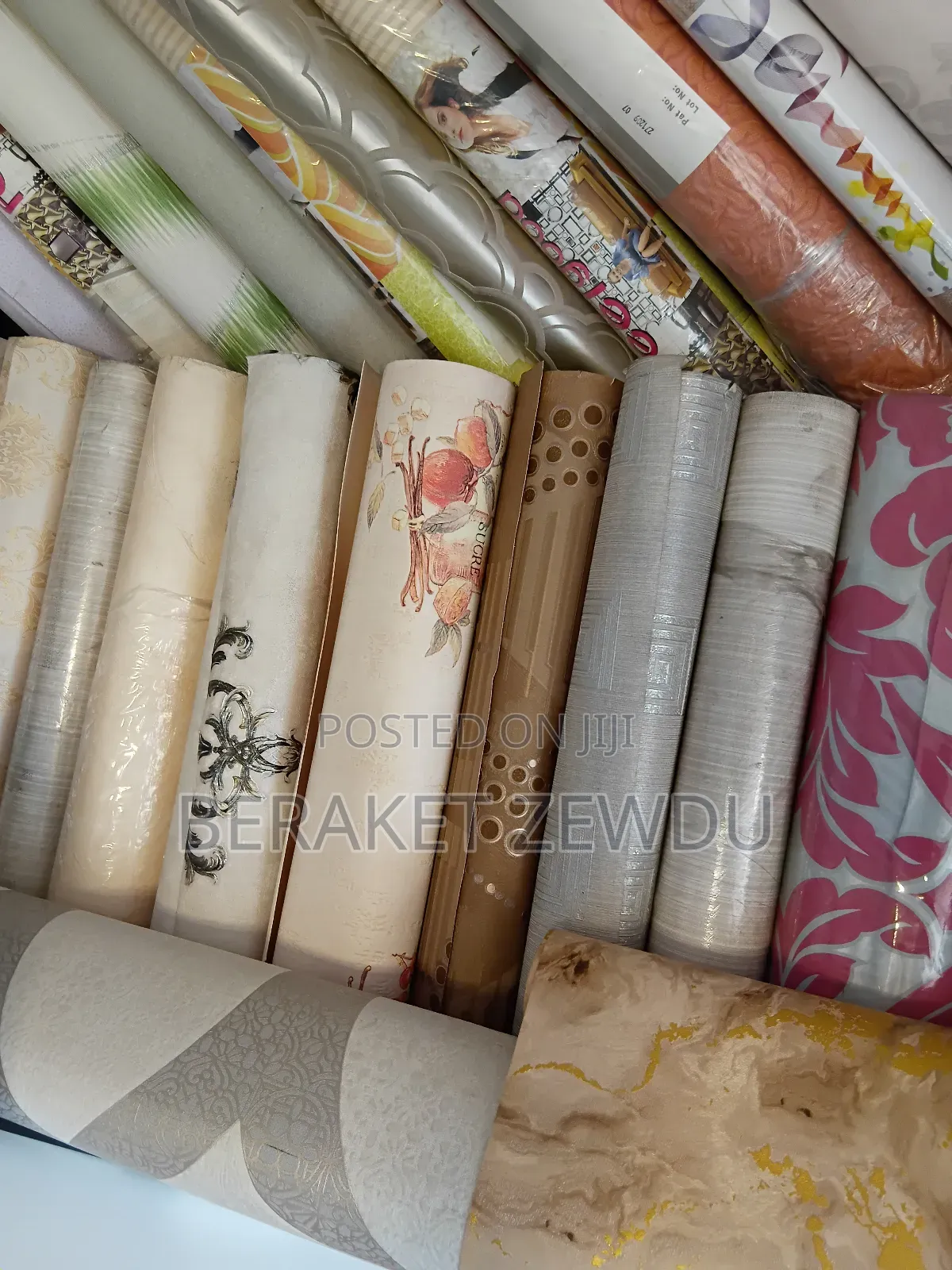 የግድግዳ ማስዋብያ እና የመስታወት ስቲከር