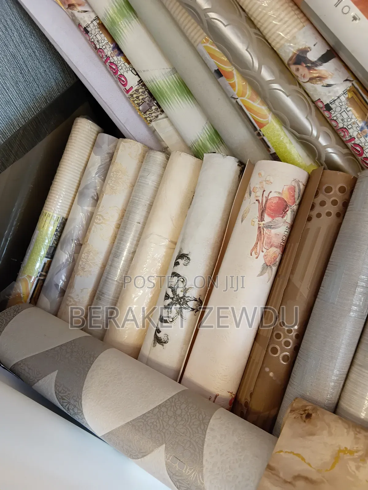 የግድግዳ ማስዋብያ እና የመስታወት ስቲከር