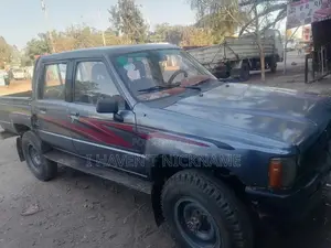 Photo - Toyota Hilux 1992 Brown