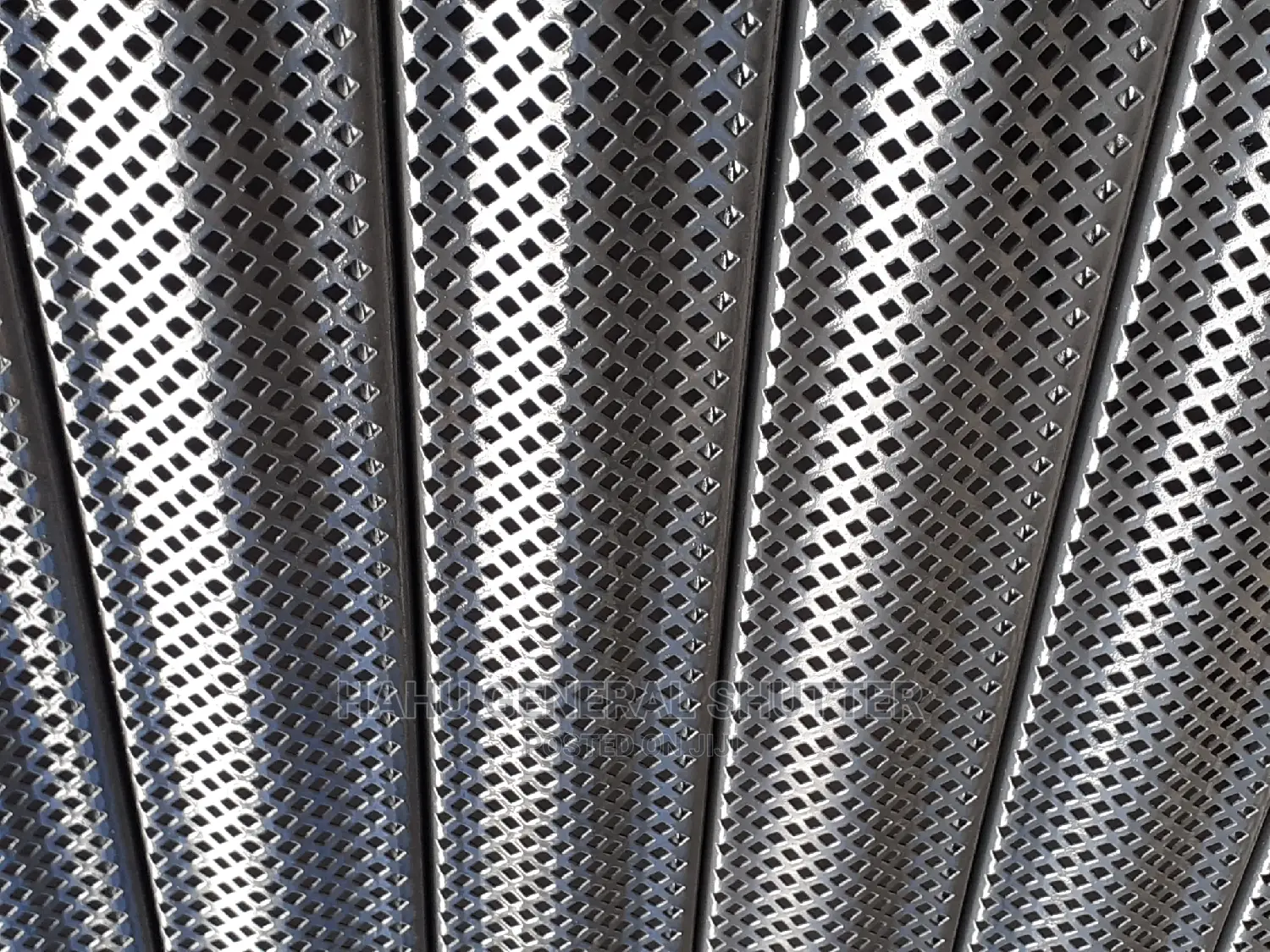 ወንፊት ሻተር Punched Shutter