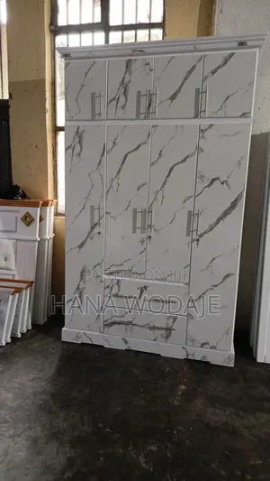 በላምኔት የተሰራ ቁምሳጥን በተሰቃይ