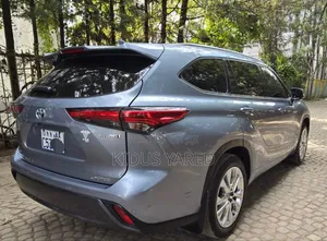 Toyota Highlander Hybrid 2023 Silver