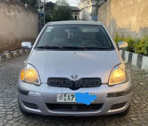 Photo - Toyota Vitz 2004 Silver