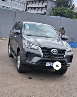 Photo - Toyota Fortuner 2022 Maroon