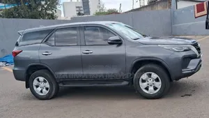 Toyota Fortuner 2022 Maroon