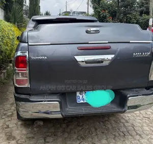 Photo - Toyota Hilux 2019 Gray