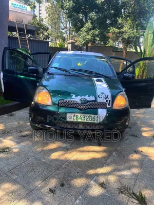 Photo - Toyota Yaris 1.5 2000 Green