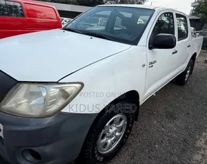 Photo - Toyota Hilux 2010 White