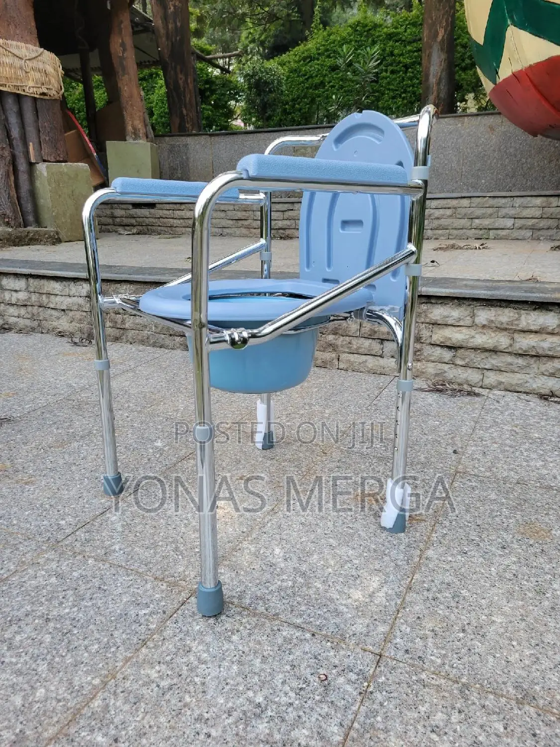 Commode Chair Acts as a Portable Potty臨蟒added Comfort. Pan壺領commode