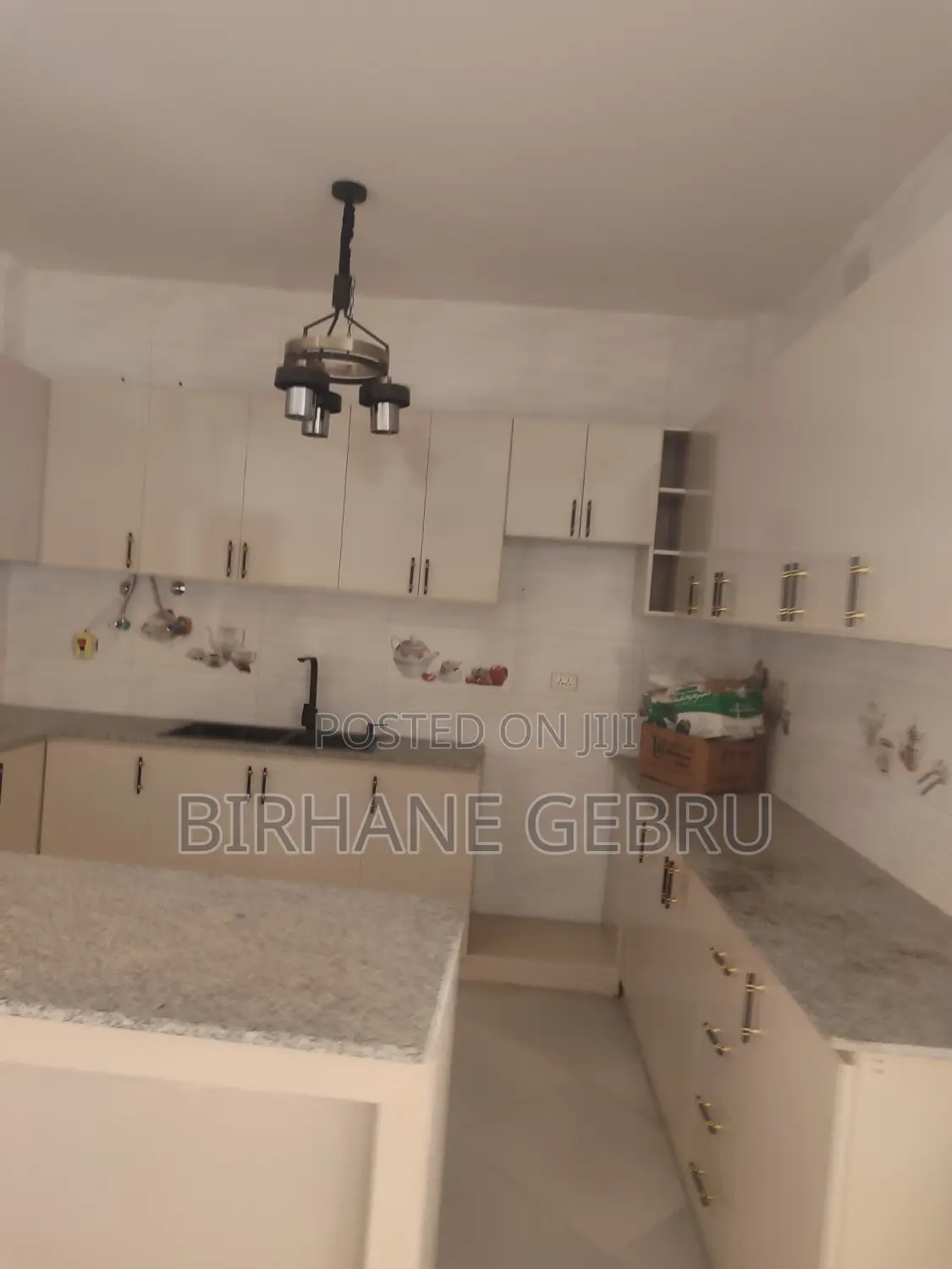 11bdrm House in G+3 House, Yeka for rent