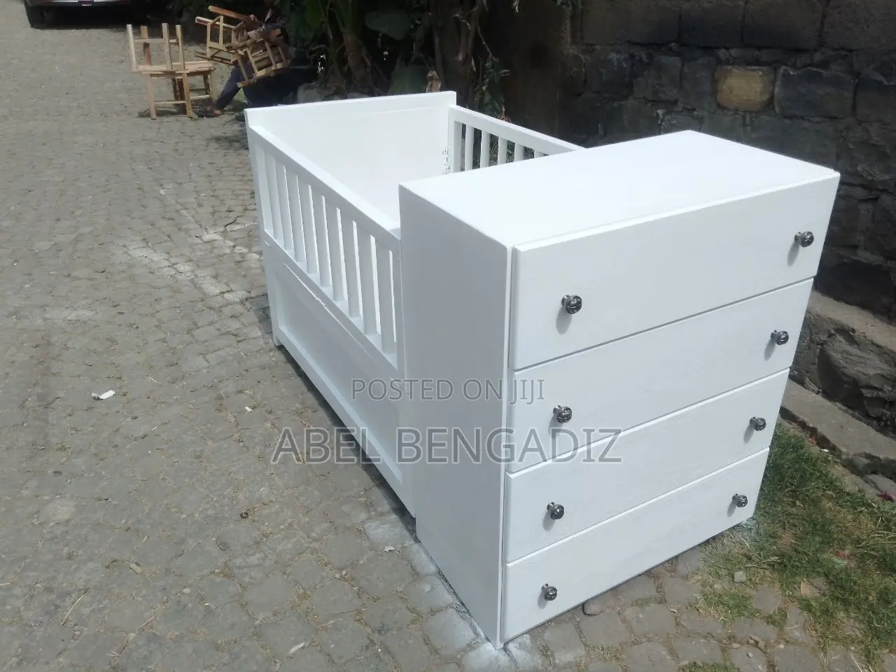 በንፁህ የዋንዛ እንጨቶች የተሰሩ ዘመናዊ የህፃናት አልጋዎች