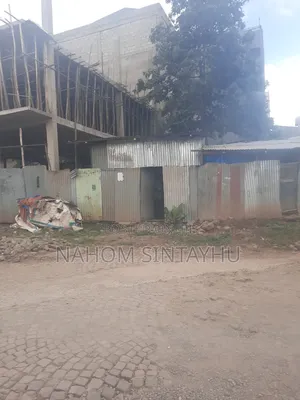 የሚሸጥ ቦታ 102 ካሬ ካርታ ያለው ከአስፓልት 30 ሜትር ገባ ብሎ