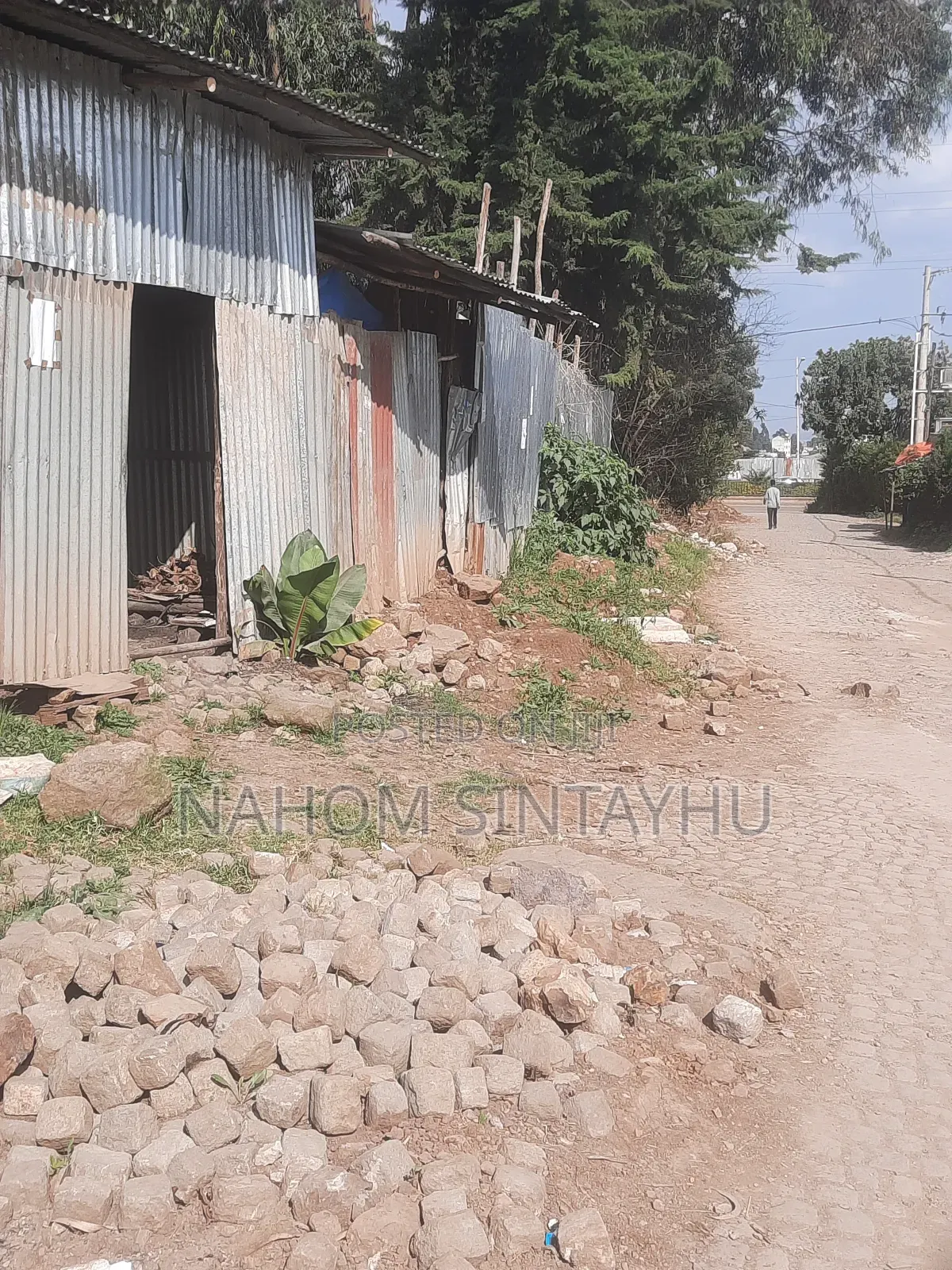 የሚሸጥ ቦታ 102 ካሬ ካርታ ያለው ከአስፓልት 30 ሜትር ገባ ብሎ