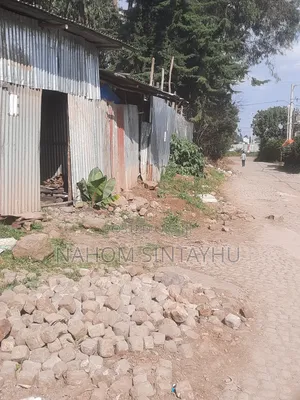 የሚሸጥ ቦታ 102 ካሬ ካርታ ያለው ከአስፓልት 30 ሜትር ገባ ብሎ