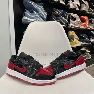 Photo - Air Jordan 1 Low Patent Bred