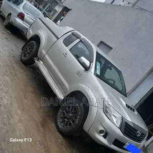 Photo - Toyota Hilux 2013 Silver
