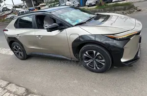 Toyota bZ4X 71.4 kWh AWD 2023 Gold