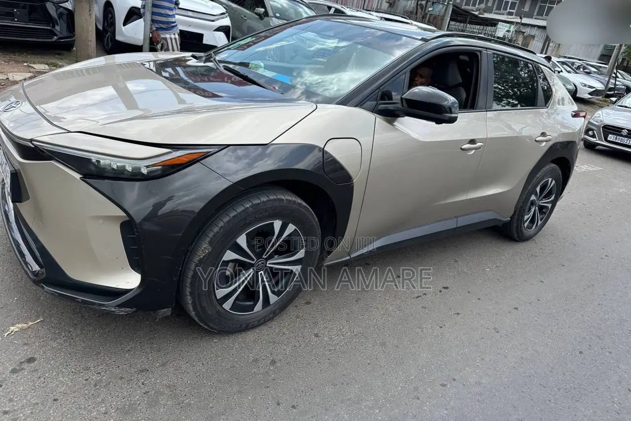 Toyota bZ4X 71.4 kWh AWD 2023 Gold