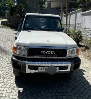 Photo - Toyota Land Cruiser 2015 White